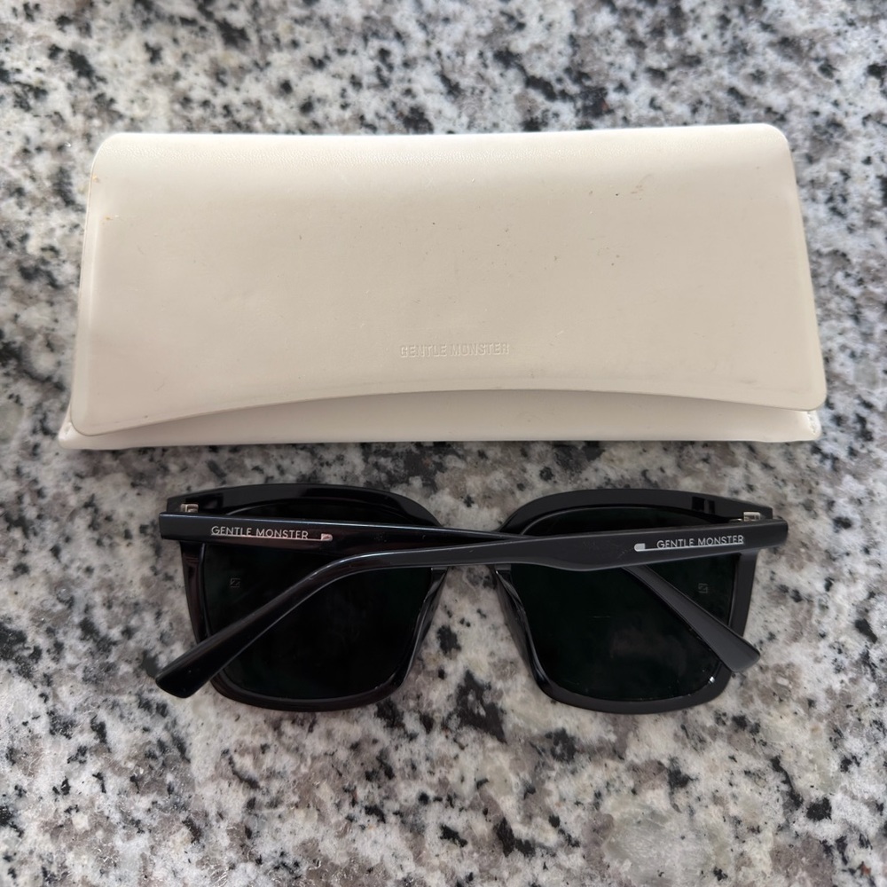 GENTLE MONSTER Black Square Sunglasses - Picture 6 of 6